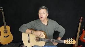 Foto tocando violão