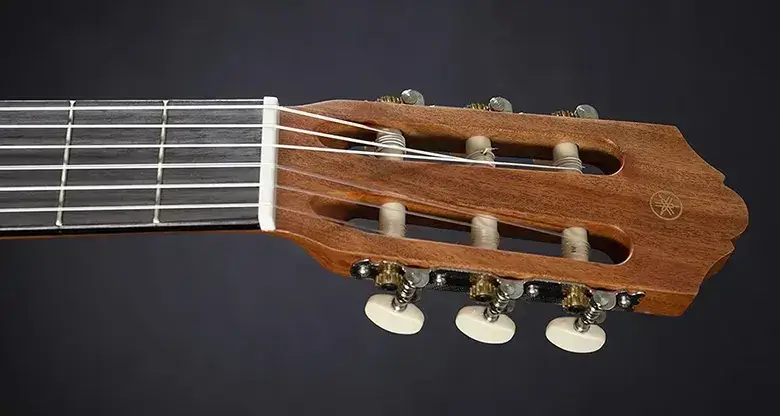 Detalhe Yamaha C40 II