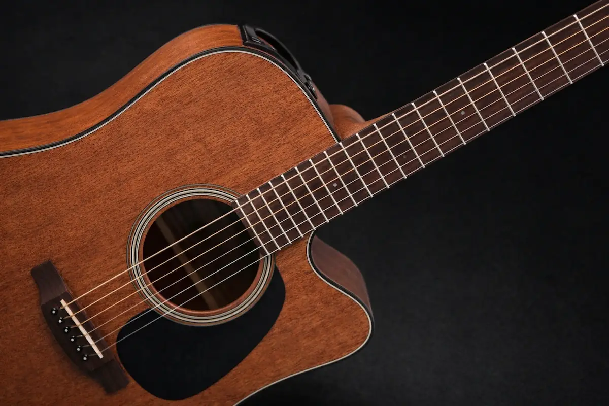 Detalhe do tampo laminado do Takamine GD11 MCE (sapele laminado)